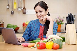 Mujer compra frutas y verduras por internet
