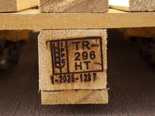Sello de certificación fitosanitaria ISPM 15 pirograbado en la madera de un palé, indicando tratamiento térmico (HT) y origen en Turquía.