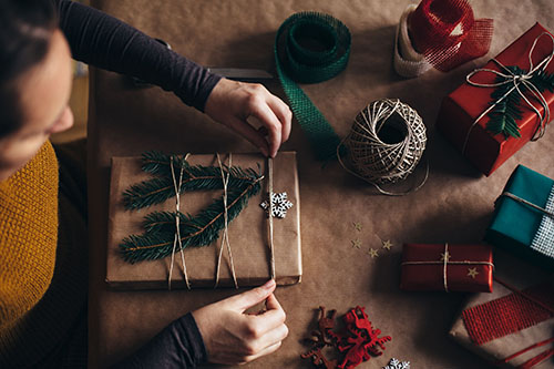 Cómo envolver un regalo de forma creativa: papel kraft natural y cuerda