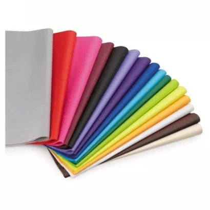 Papel de seda de colores en hojas para el relleno de regalos de San Valentín