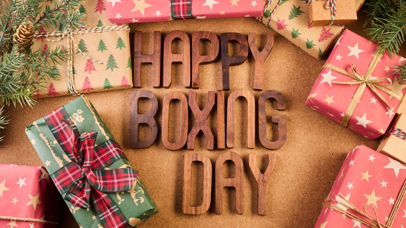 Happy Boxing Day, Feliz Día del Embalaje en letras de madera con cajas de regalo