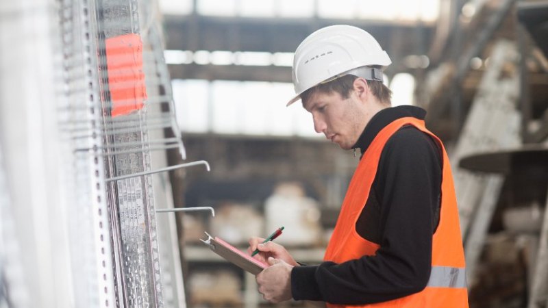 Operario trabajando en la gestión de inventario en el almacén