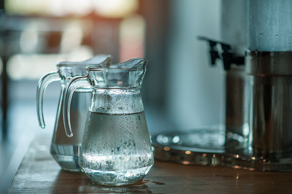 Jarras con agua del grifo para servir en hostelería