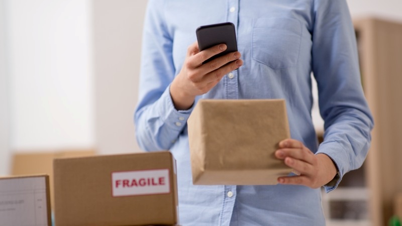 Un usuario escanea el código de un paquete con su smartphone
