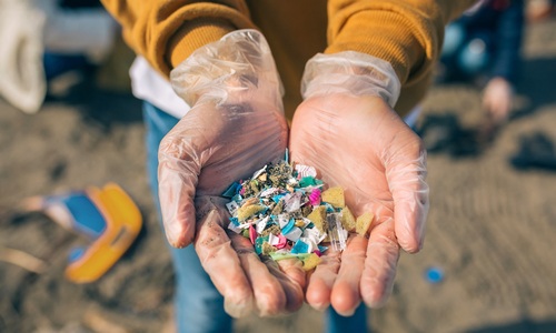 El plástico convencional se degrada fragmentándose en pequeñas partículas, los microplásticos