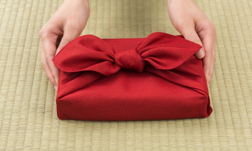 Técnica Furoshiki para envolver regalos sin papel