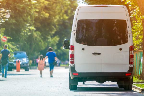 Logística urbana con furgonetas para el transporte de mercancías EcoResponsable