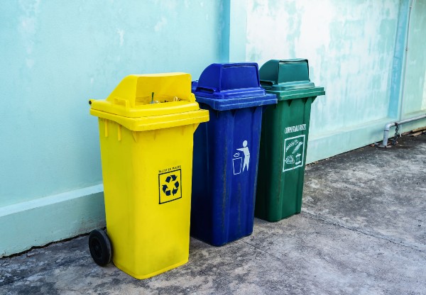 Contenedores para la clasificación de residuos y reciclaje en la logística verde