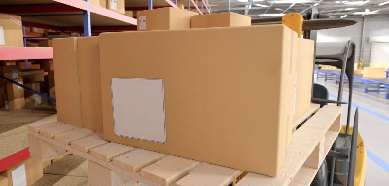 Caja de cartón sobre un palet en un almacén