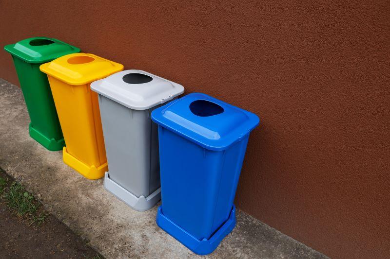 Contenedores de diferentes colores para el reciclaje de envases