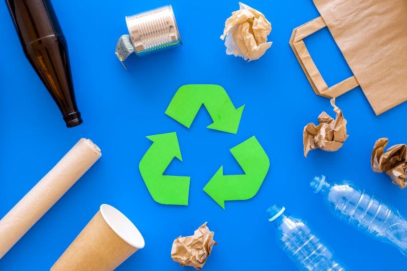 Diferentes tipos de envases junto al símbolo del reciclaje