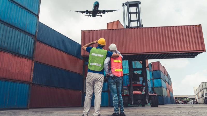 Carga de contenedores para transporte aéreo de exportaciones internacionales