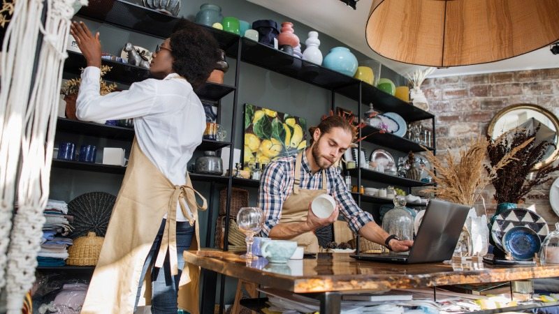 Trabajadores de pequeño comercio haciendo inventario