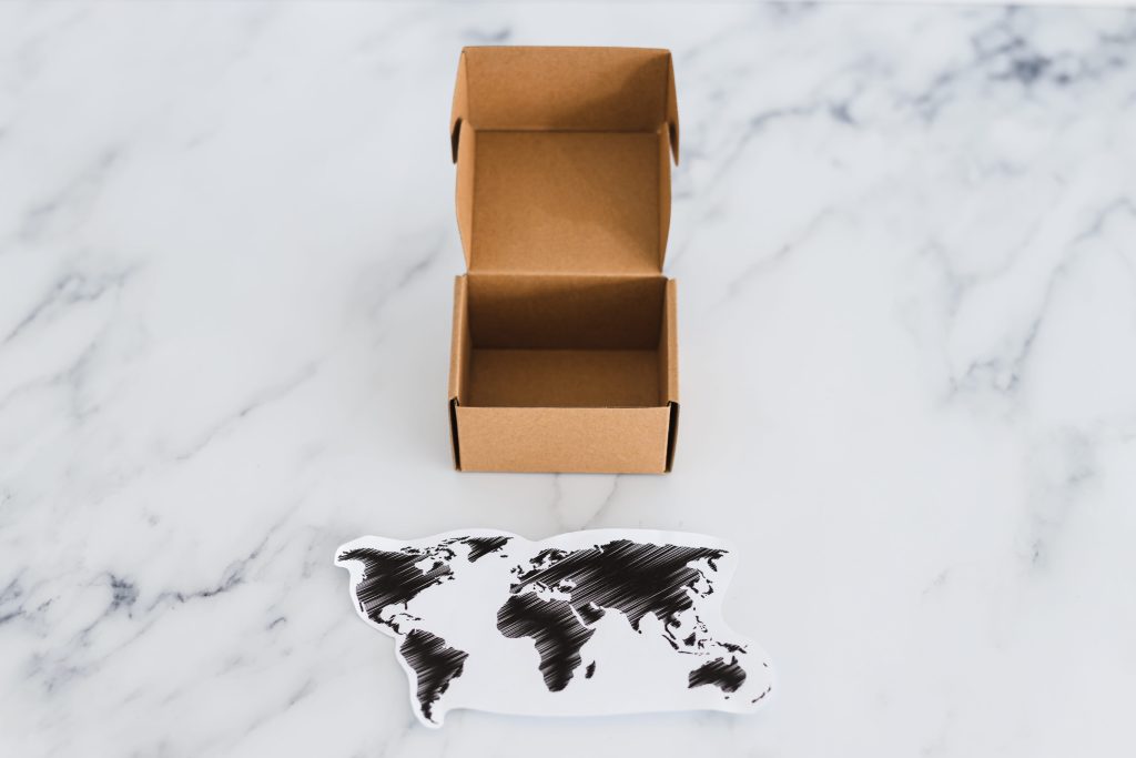 Caja de cartón y mapa del mundo