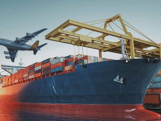 Imagen de un barco transportador de mercancias y un avión sobrevolando por encima