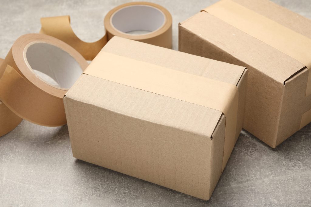 Cajas de cartón selladas con cinta adhesiva de papel.