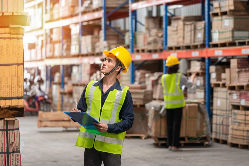 Trabajador revisando paquetes en las estanterías de un almacén