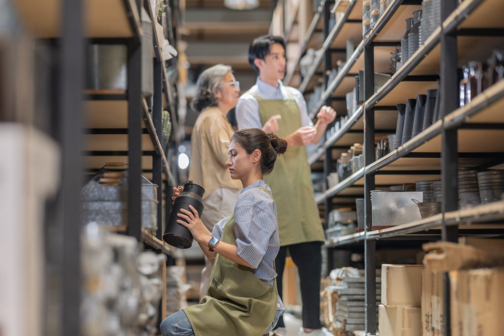 Trabajadores revisando el stock de productos en un almacén
