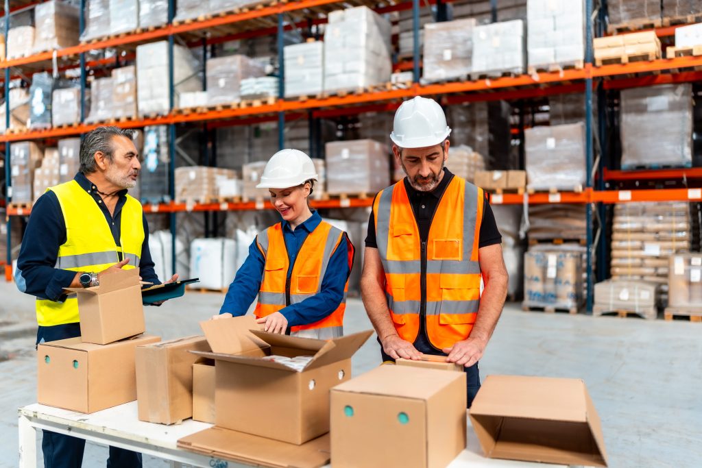 Equipo de trabajadores en la cadena logística de un almacén